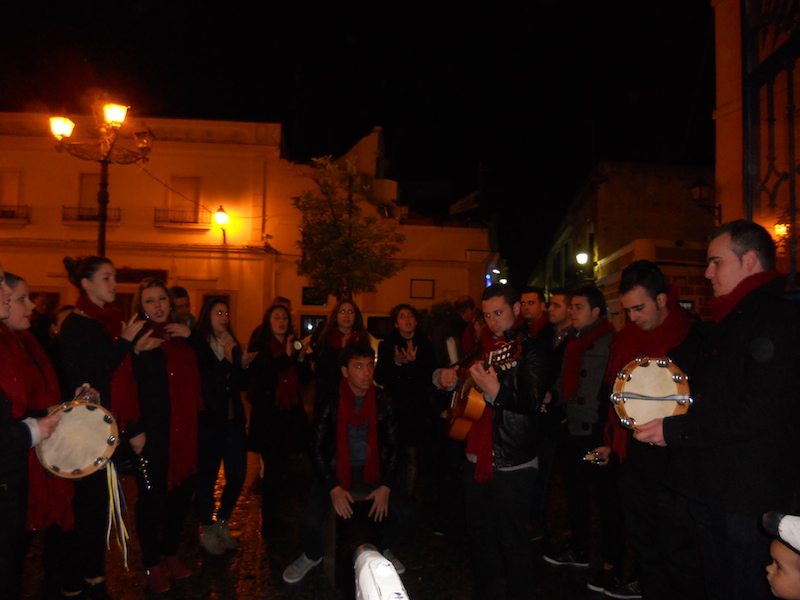 El Coro -Los Tomilleros- cantando villancicos y ante la Carreta del Simpecado