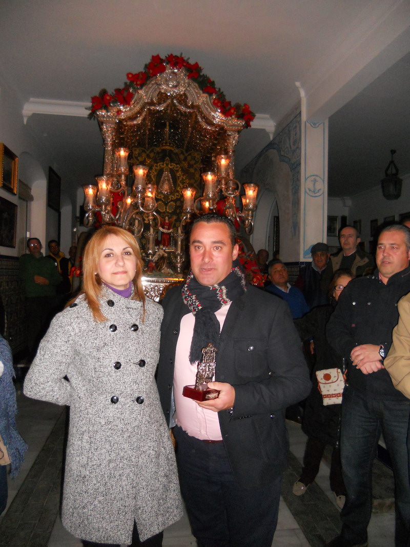 Francisco José Sequera recoge de manos de la Hermana Mayor, Carmen Prieto, un recuerdo de la Hermandad
