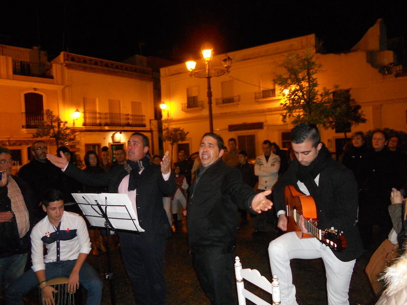 El Grupo Aires Nuevos al completo interpretando unas sevillanas