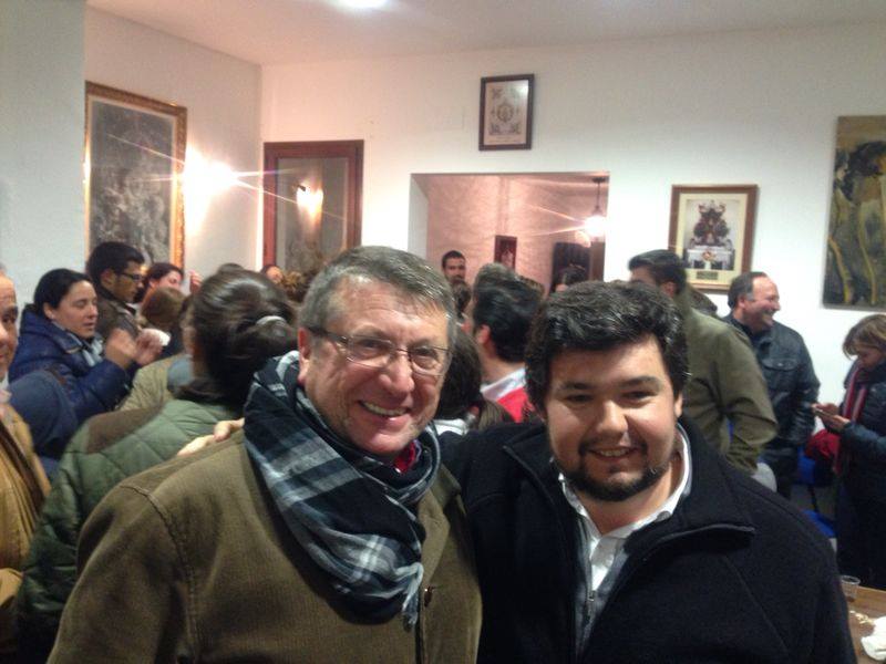 El presidente de la Hdad del Rocio de Espartinas derecha y el presidente de la Hdad del Rocio de Albaida del Aljarafe izquierda disfrutando de estos grandes y deseados momentos que todos los hermanos de Albaida esperaban. (Facebook Hdad. Espartinas a las 00,15 del 14/01/2014)