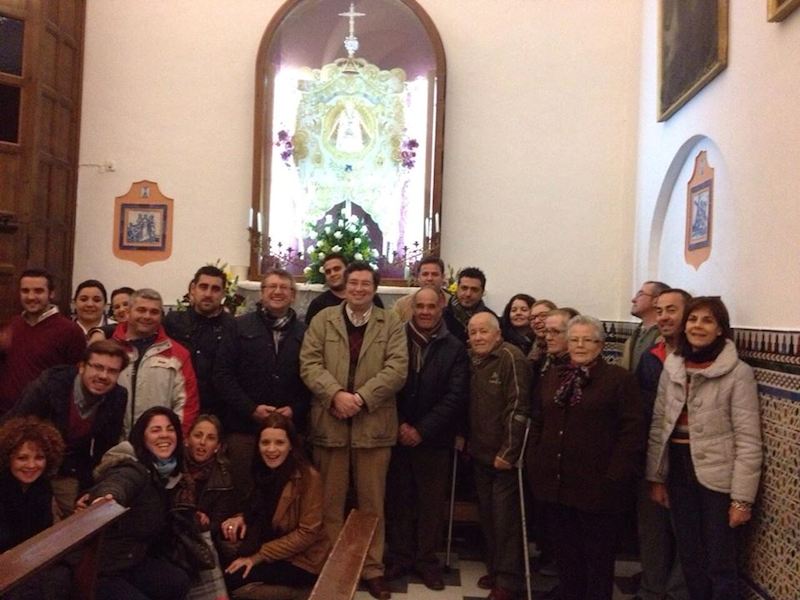 Esta tarde he podido compartir con los amigos de la Hermandad de Albaida, su alegría por haber sido nombrada como nueva Hermandad Filial. Me he acercado al pueblo y ante el Simpecado, hemos rezado una Salve, en acción de gracias a la Virgen. Gracias por el testimonio de aprecio y gratitud que he recibido de vosotros. Santa Fe me coge más a trasmano, qué si no..... Desde la distancia, me uno también a ellos en su alegría.