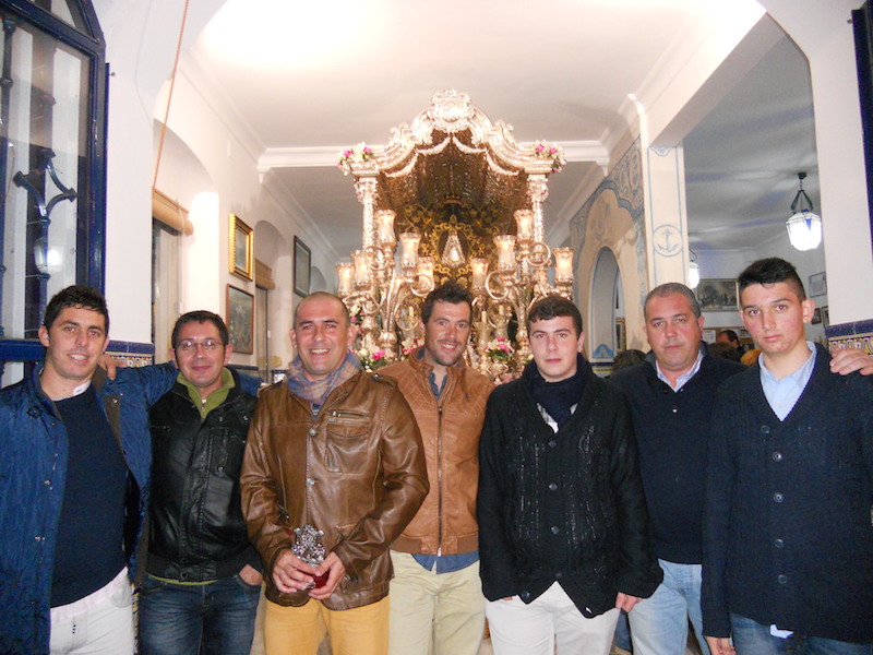 Ante la Carreta y el Simpecado, el Grupo Siempre Contigo junto al Presidente de la Hermandad