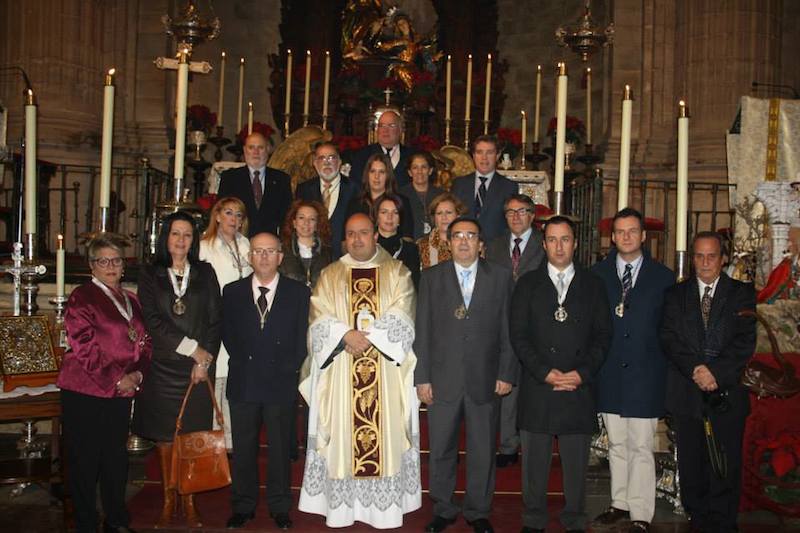 La nueva Junta ante el altar de la iglesia de Santa María