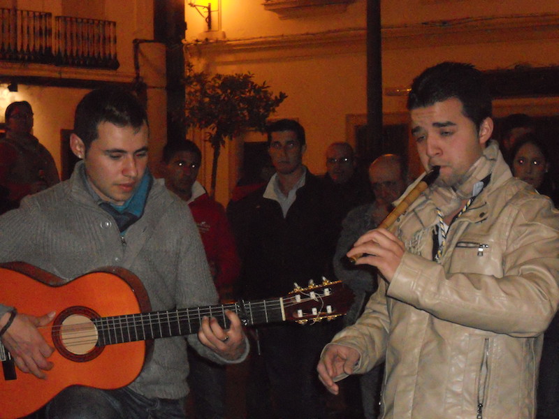 David Soto y José Manuel Clemente interpretando unas sevillanas