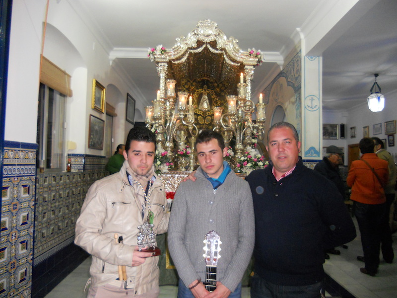 Ante el Simpecado, José Manuel Clemente y David Soto con el Presidente de la Hermandad, Pedro Jesús Álvarez