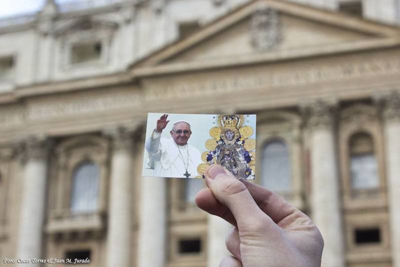 Estampa realizada por Juan Manuel Jurado y Óscar Torres, que se repartió en la plaza de San Pedro de Roma, durante la audiencia que Su Santidad el Papa Francisco concedió a la Hermandad Matriz de Ntra. Sra. del Rocío de Almonte, el pasado 12 de febrero