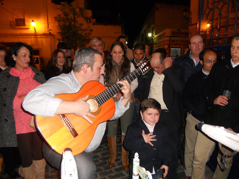 Diego Abrahán Menguiano, acompañado a la guitarra por su padre José Andrés Menguiano, interpretando un fandango