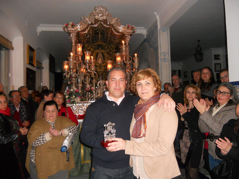 Sara Cáceres recibe de manos del Presidente de la Hermandad, Pedro Jesús Álvarez, un recuerdo de la misma