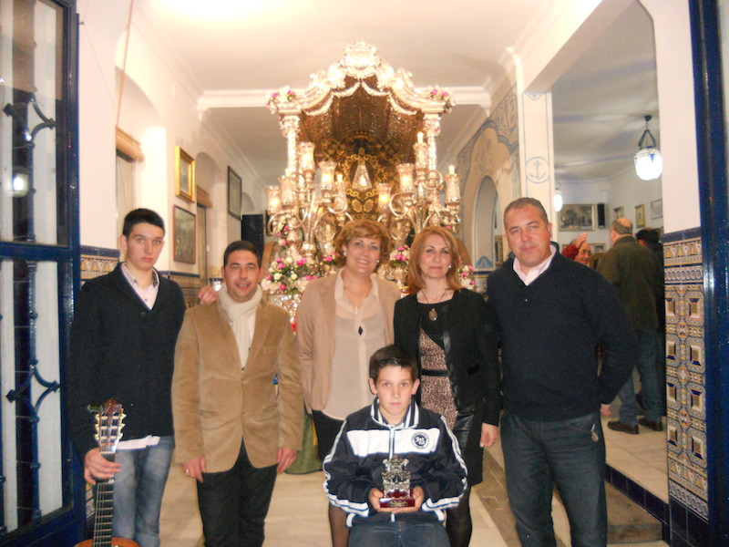 Ante la Carreta, José Manuel, Sara, Iván y Aimar con la Hermana Mayor, Carmen Prieto y el Presidente, Pedro Jesús Álvarez
