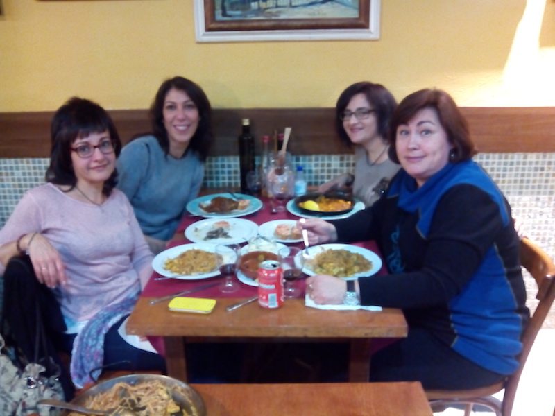 De ahora, te envío una del 1 de febrero de este año 2014. Empezando por delante a la izquierda: Rocío, Pepi, Nuria y Rosario.
