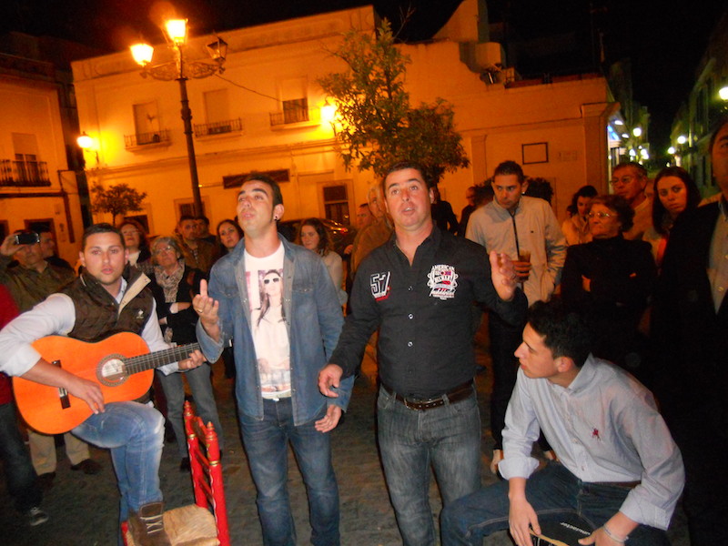 El Grupo -KALANDRAQUE- al completo interpretando la Salve