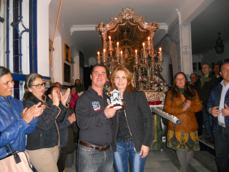 Diego de la Cruz recoge de manos de la Hermana Mayor, Carmen Prieto, un recuerdo de la Hermandad.