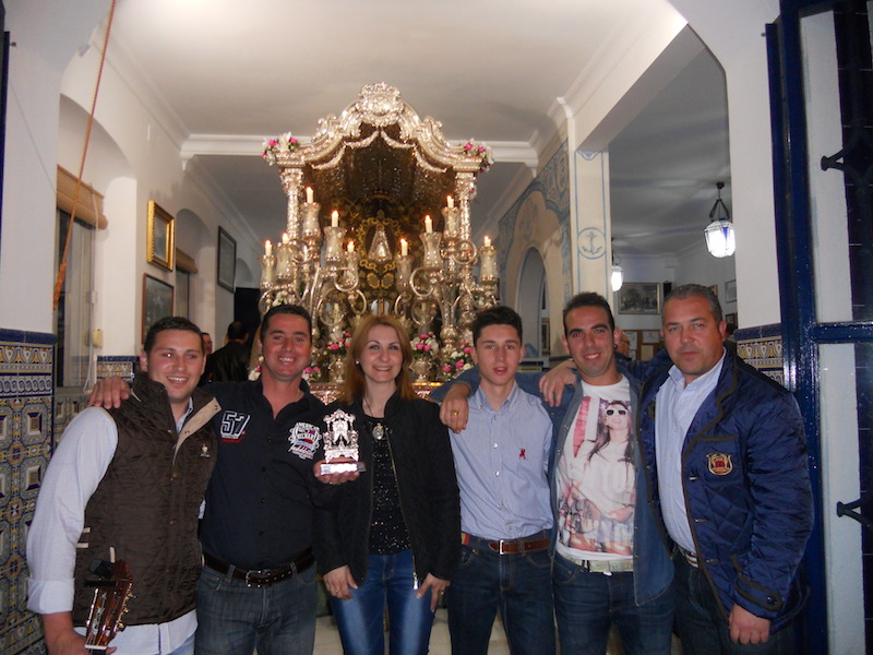 -Kalandraque- junto con la Hermana Mayor, Carmen Prieto, y el Presidente de la Hermandad, Pedro Jesús Álvarez, ante la Carreta del Simpecado