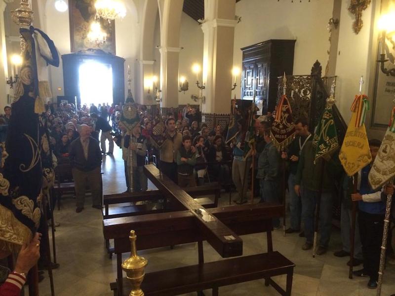 Momento del comienzo del Via Crucis en Almonte