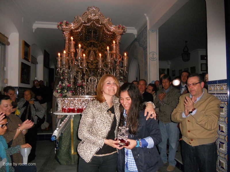 La Hermana Mayor de Isla Cristina, Carmen Prieto, entrega un Simpecado a Rocío Fernández, Hermana Mayor de Gibraleón