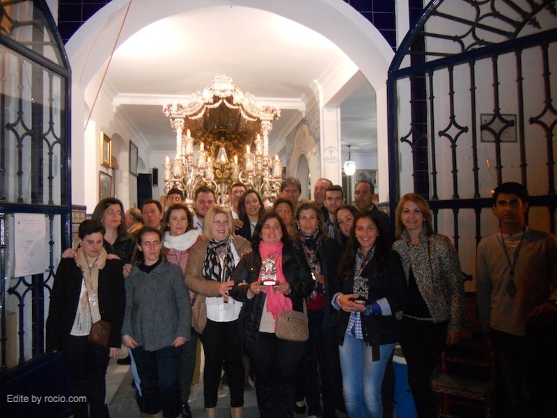 El Coro de Gibraleón, acompañado por los dos Presidentes y las dos Hermanas Mayores, ante la Carreta del Simpecado