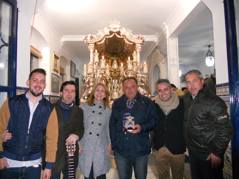 -Peré y sus Amigos- con el Presidente de la Hermandad, Pedro Jesús Álvarez y la Hermana Mayor, Carmen Prieto, ante la Carreta del Simpecado