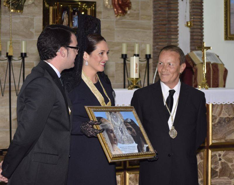 Virgina Casares, Presidenta, recibiendo el Hermanamiento