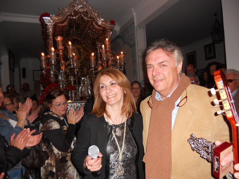 La Hermana Mayor, Carmen Prieto, entrega a Paco Millán un recuerdo de la Hermandad