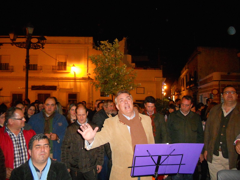 Diferentes momentos en los que Paco Millán & MC interpretan unas sevillanas