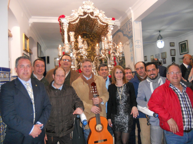 Foto de familia, ante la Carreta del Simpecado, acompañados por la Hermana Mayor, Carmen Prieto y el Presidente, Pedro Jesús Álvarez.