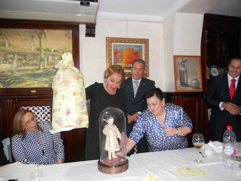 Imagen de Pepa Mary Serrano al descubrir al Pastorcito Divino