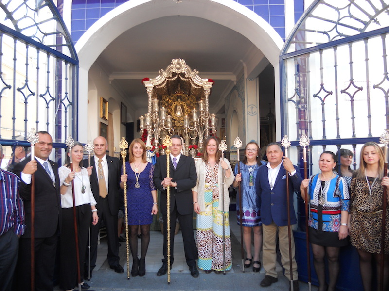 La Junta de Gobierno y la Hermana Mayor de la Hermandad del Rocío ante el Simpecado