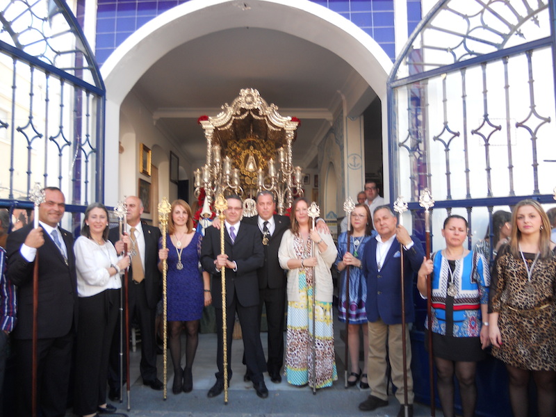 La Junta de Gobierno y la Hermana Mayor de la Hermandad del Rocío ante el Simpecado