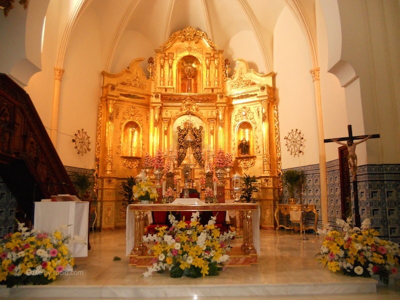 El Simpecado presidiendo el Altar para los cultos