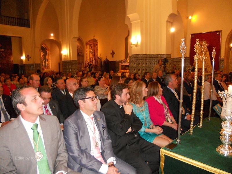 Antes de empezar el XXXIII Pregón, Antonio Peña, Presidente del Consejo de Hermandades y Cofradías de Isla Cristina, el Pregonero, Rafael Salgado Galloso, D. Carlos Javier Rodríguez Parra, Director Espiritual de la Hermandad, la Hermana Mayor, Carmen Prieto, la Alcaldesa, María Luísa Faneca y el Presiente de la Hermandad, Pedro Jesús Álvarez.