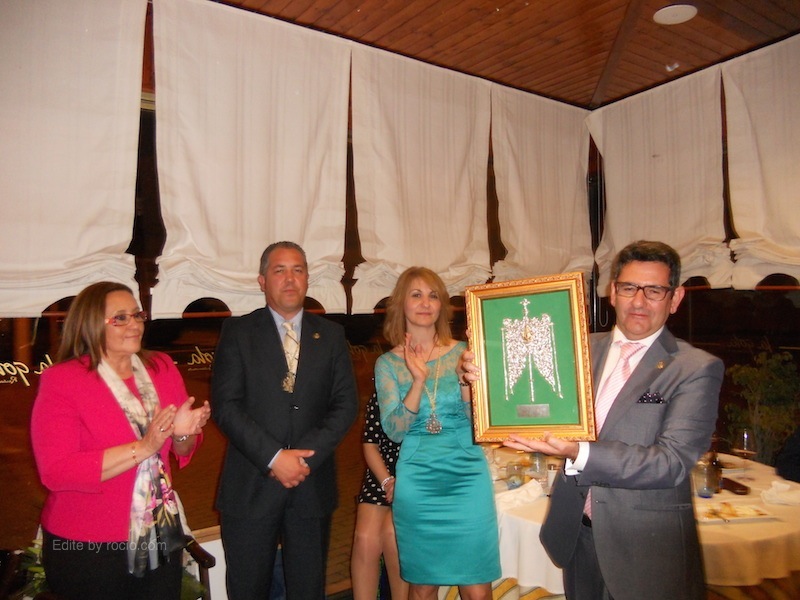 En la Cena homenaje al Pregonero, la Hermandad entrega a Rafael Salgado el Simpecado de la Hermandad