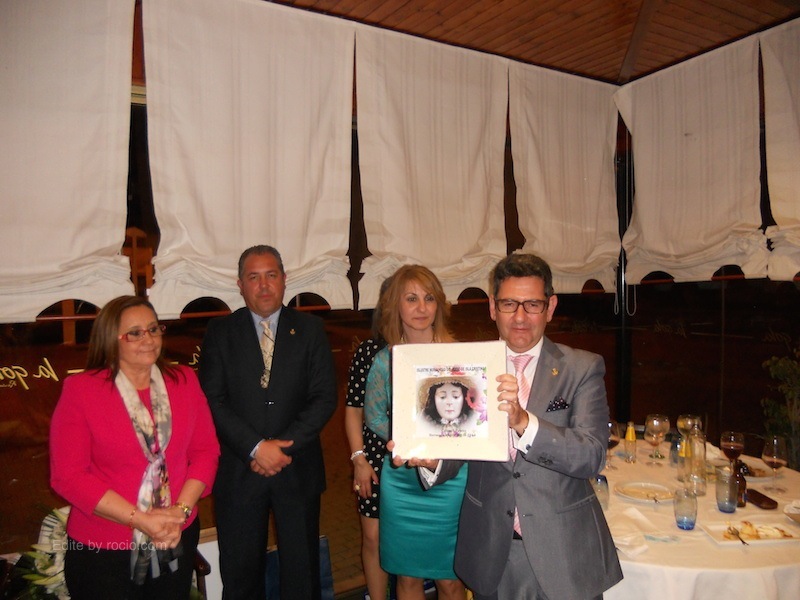 De manos de la Hermana Mayor, Rafael Salgado recibe una cerámica en la que está estampada la imagen de la Virgen de Pastora
