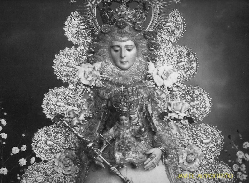 La camarista de aquella época, Ana Valladolid, nunca le había puesto a la imagen dichas ráfagas redondas, y se las puso de la manera que la parte baja donde debe ir en la base de la peana, quedo hacia arriba, pegado a la corona