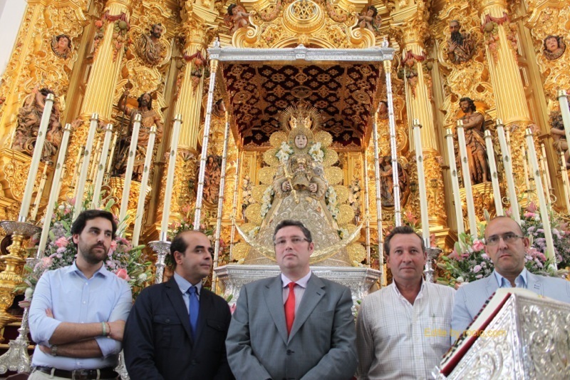 El Presidente y miembros de su Junta ante Ntra. Sra.