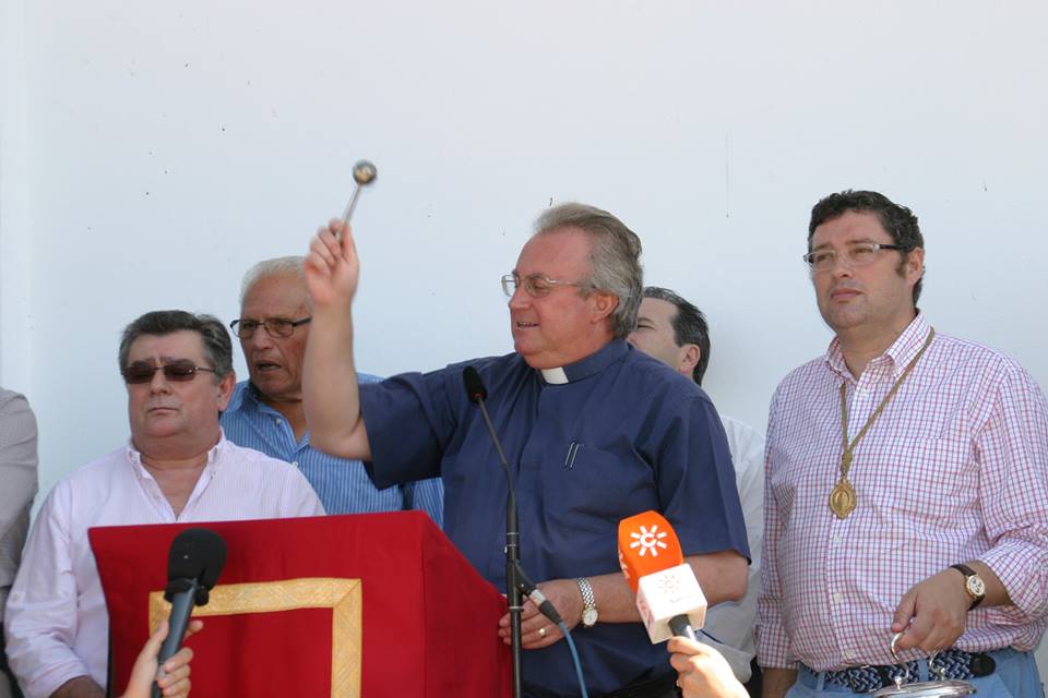 Saca 2014 - Se procede a la bendición por parte de D. Antonio Cepeda Lepe, Director Espiritual de la Hermandad Matriz y Rector del Santuario