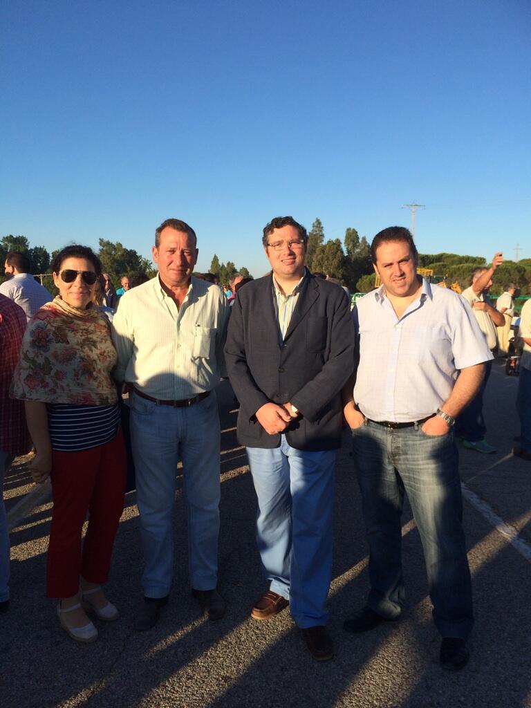 El Presidente de la Matriz, junto a numerosos vecinos y almonteños en la mañana del martes, 1 de julio para impedir el derribo.