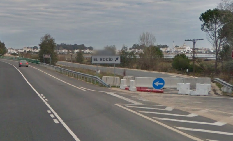 La entrada al rocío de las Hdades. se vería cortada y tendrían que ir por la variante, lo que implicaría el corte total de la carretera. Ese puente garantiza actualmente la única ruta de emergencia, como alternativa a la variante