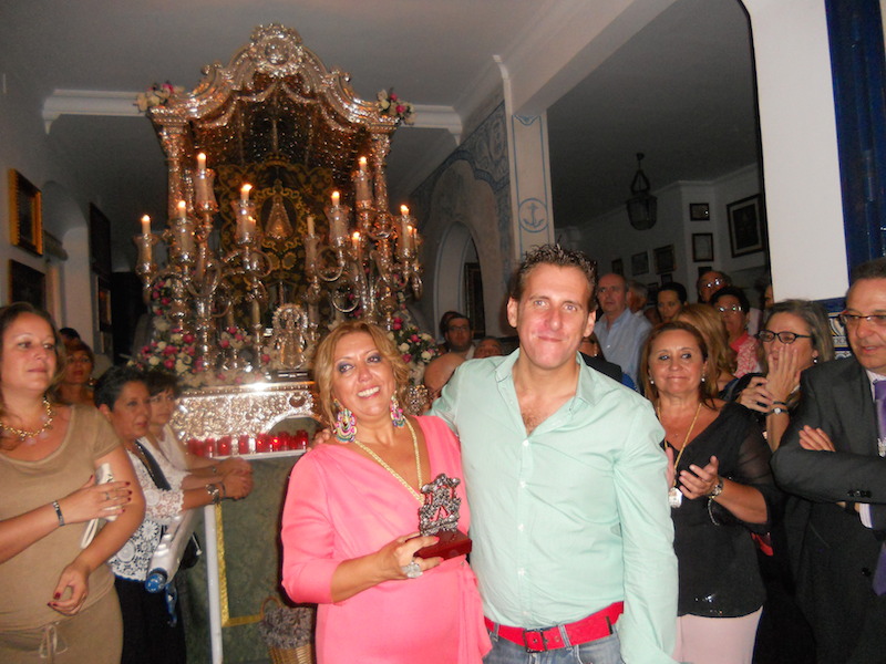 El Director del Coro de la Hermandad de La Bella de Lepe recibe un Simpecado de manos de la Hermana Mayor