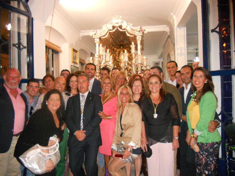 El Presidente de la Hermandad, Pedro Jesús Álvarez y la Alcaldesa de Isla Cristina, María Luísa Faneca, acompañan a la Hermana Mayor, Juana Rodríguez y a los Amigos y Componentes del Coro de la Hermandad del Rocío de Sevilla -El Salvador-