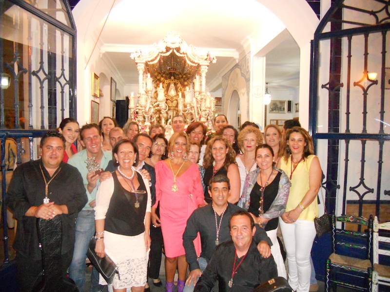 La Hermana Mayor, Juana Rodríguez con el Coro de la Hermandad de La Bella de Lepe