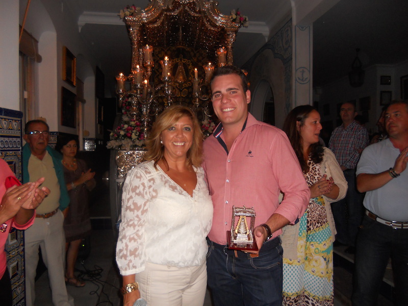 La Hermana Mayor, Juana Rodríguez, entrega un regalo a Abrahán en representación de Los Tomilleros