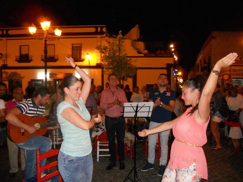 Al toque de sevillanas, se arrancaron a bailarla