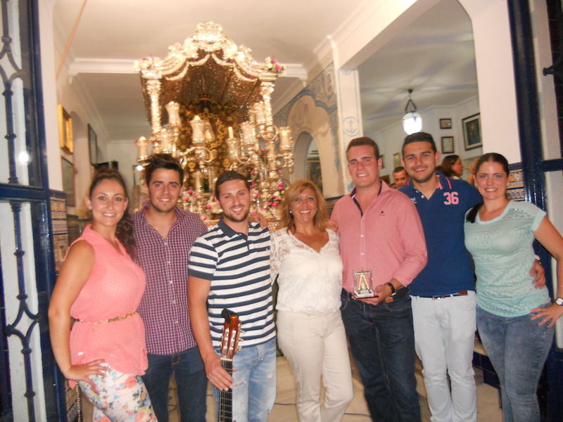 Foto de familia, ante el Simpecado, de la Hermana Mayor y Los Tomilleros