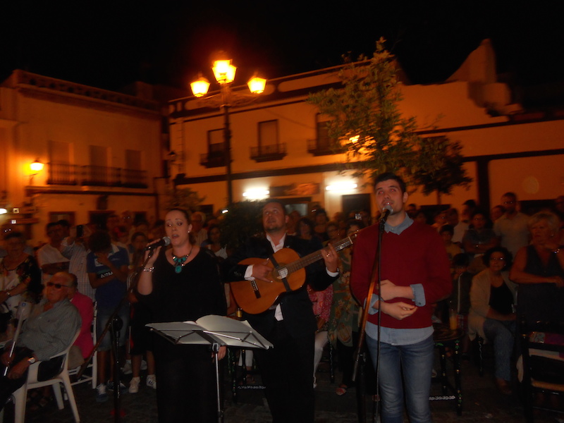Elena Bobes, Jesús Perea y Luís Gallardo interpretando la Salve
