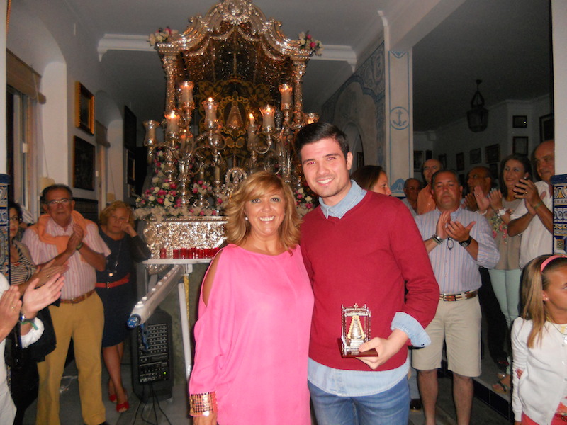 Luís Gallardo recoge de la Hermana Mayor, Juana Rodríguez, un regalo de la Hermandad
