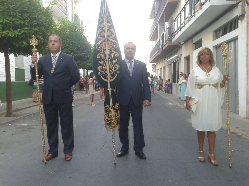 El Presidente de la Hermandad y la Hermana Mayor escoltan al Estandarte de la Hermandad del Rocío durante la Procesión de la Virgen del Carmen.