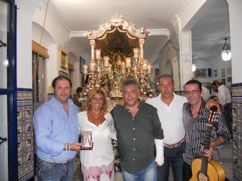 Horacio, Mage y El Peri, componentes de D'Antaño, junto al Presidente y la Hermana Mayor ante la Carreta del Simpecado