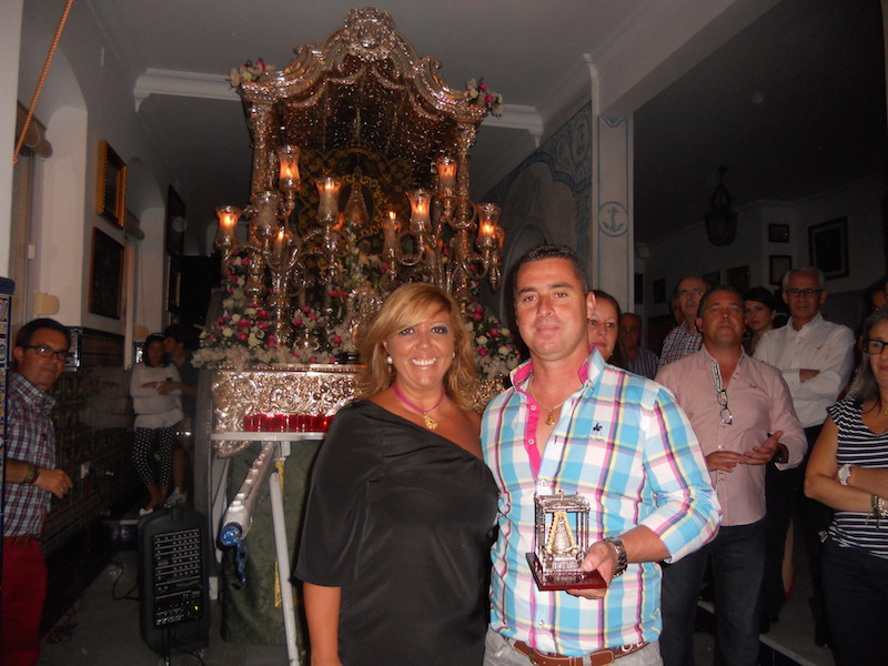 La Hermana Mayor entrega al Grupo Kalandraque un recuerdo de la Hermandad