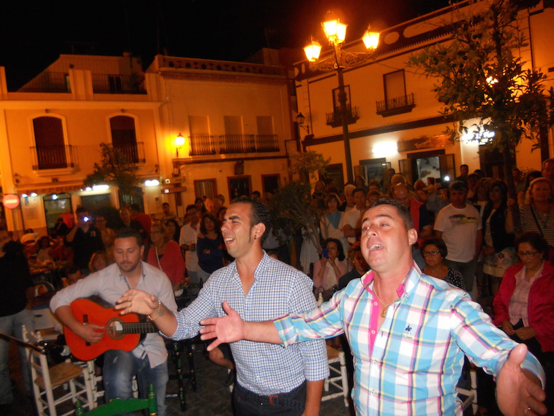 Tomás, Abel y Diego interpretando las sevillanas dedicadas a la Hermandad