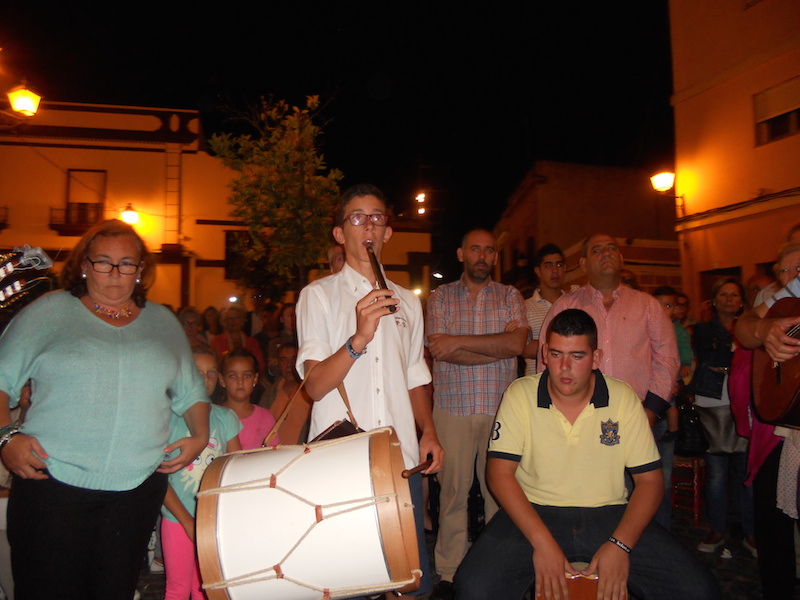 Momento en que Antonio José Domínguez interpreta al toque de Flauta y Tamboril unas sevillanas